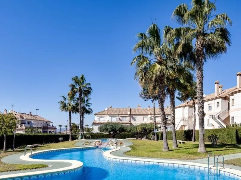 Cozy townhouse in one of the most sought-after areas of Torrevieja — Aguas Nuevas