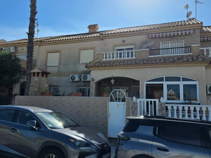 Cozy townhouse in one of the most sought-after areas of Torrevieja — Aguas Nuevas