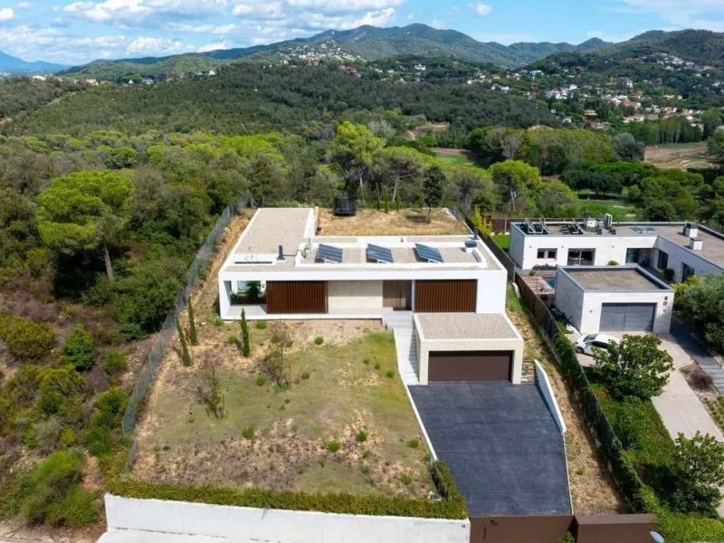 Contemporary Villa with Golf Course and Mountain Views in La Roca del Valles, Barcelona