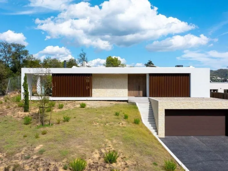 Contemporary Villa with Golf Course and Mountain Views in La Roca del Valles, Barcelona