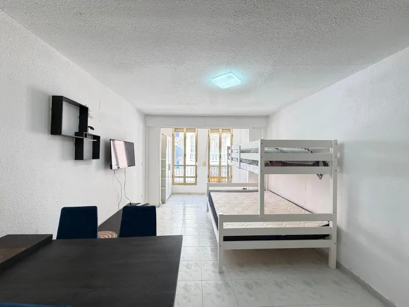 AMPLIO ESTUDIO CON VISTAS AL MAR LATERAL. A 150 METROS DE PLAYA DEL CURA CON TERRAZA ACRISTALADA Y SUPERFICIE DE 32 M2.