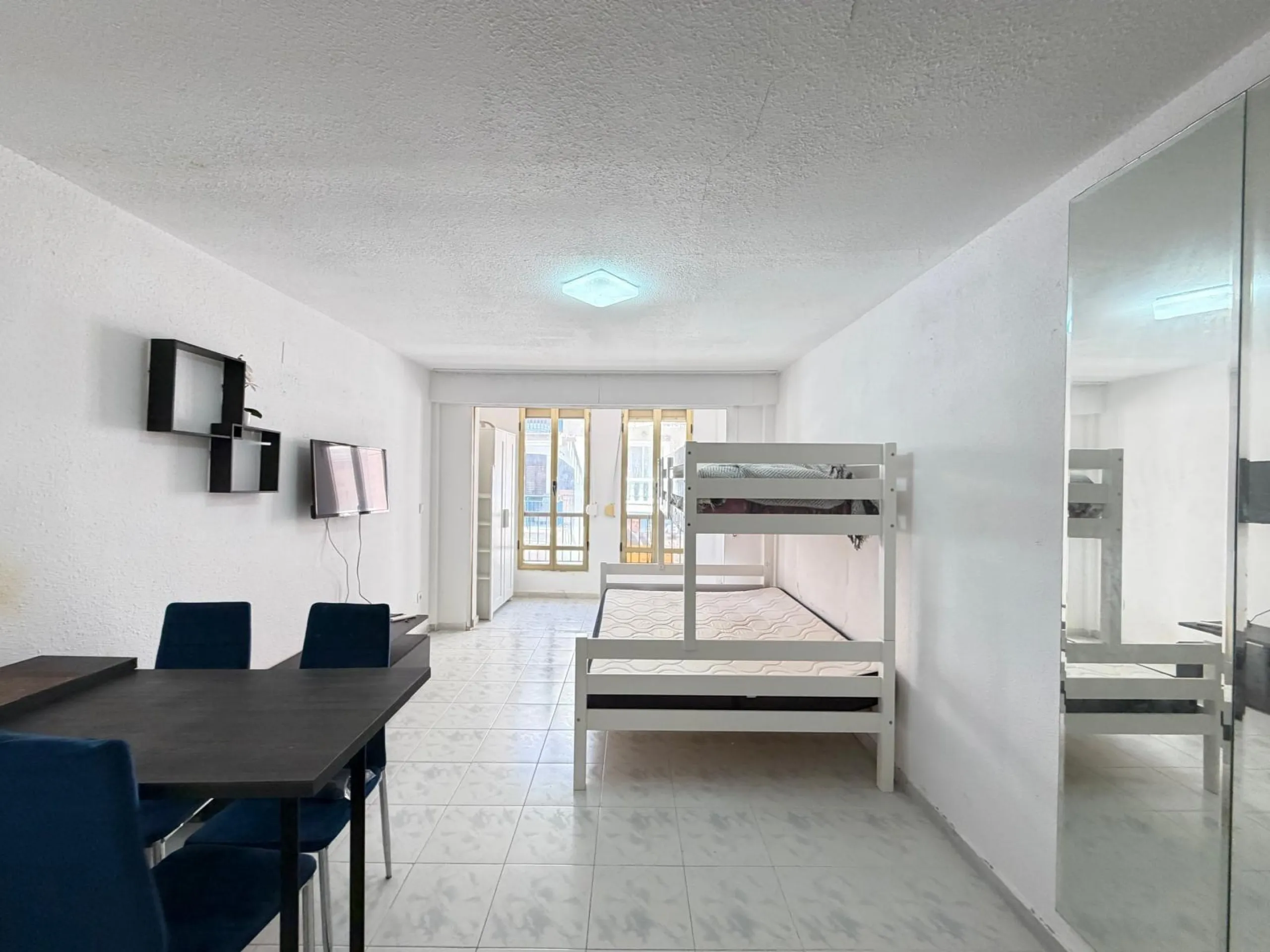 AMPLIO ESTUDIO CON VISTAS AL MAR LATERAL. A 150 METROS DE PLAYA DEL CURA CON TERRAZA ACRISTALADA Y SUPERFICIE DE 32 M2.