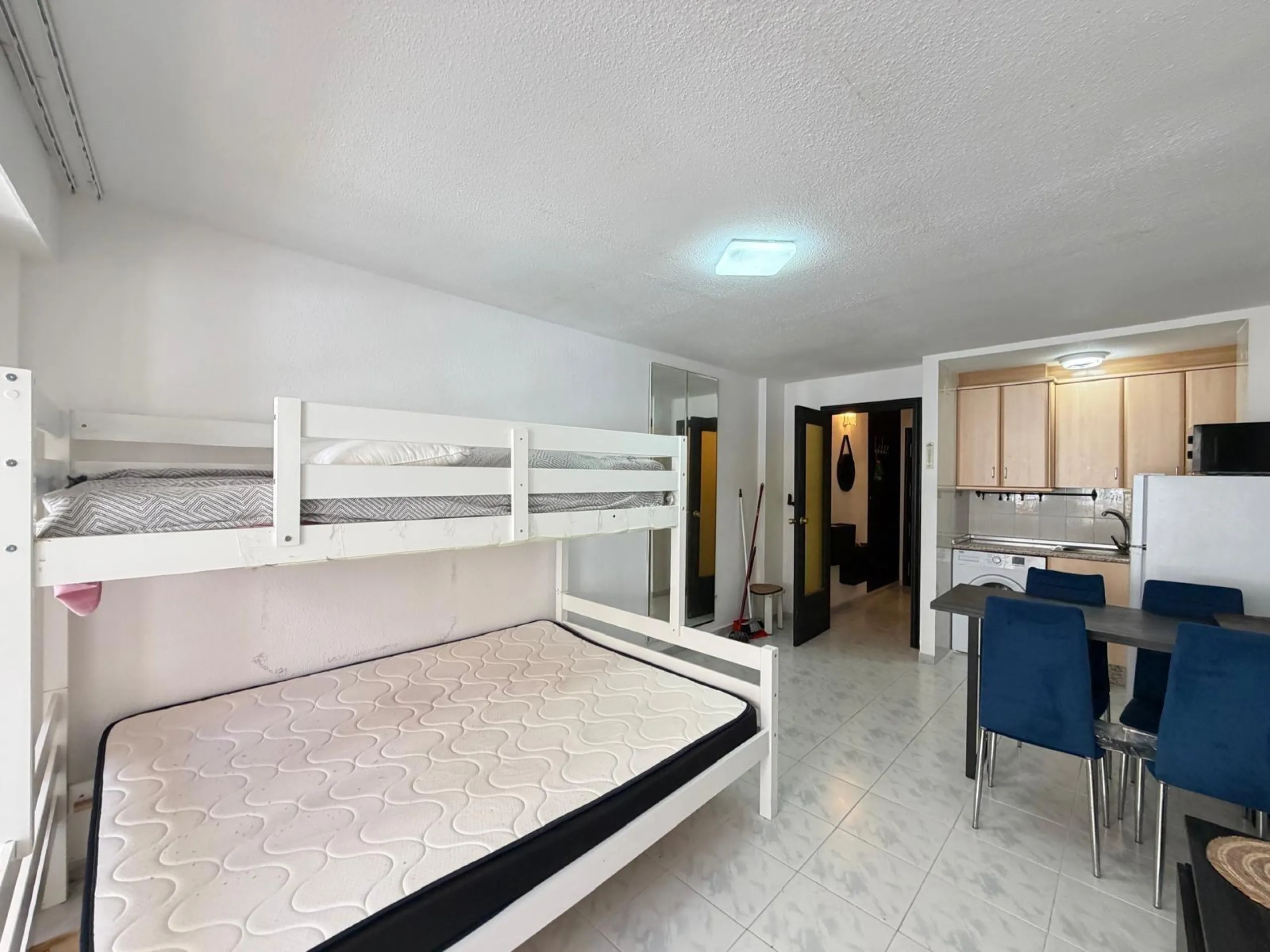 AMPLIO ESTUDIO CON VISTAS AL MAR LATERAL. A 150 METROS DE PLAYA DEL CURA CON TERRAZA ACRISTALADA Y SUPERFICIE DE 32 M2.