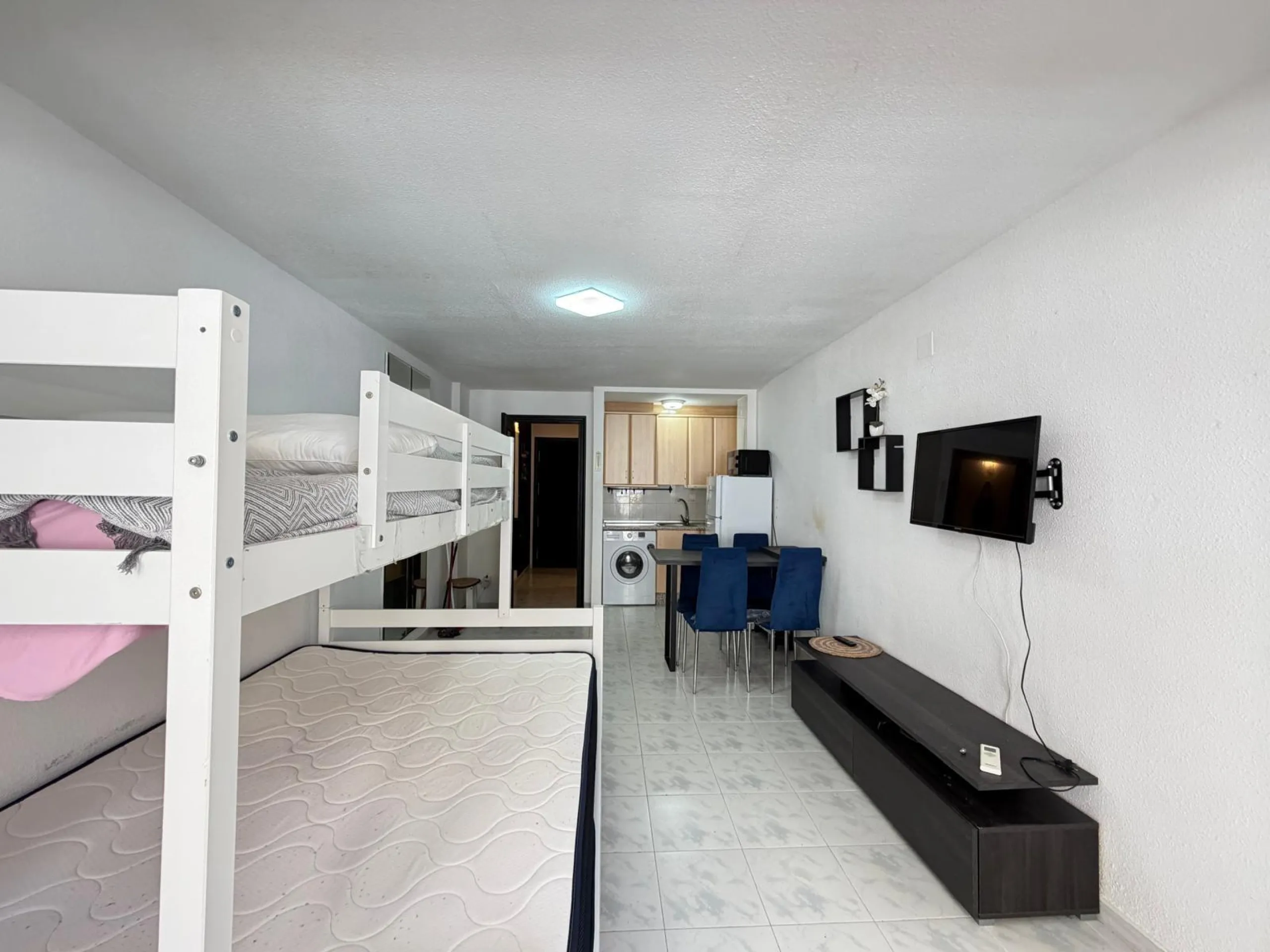 AMPLIO ESTUDIO CON VISTAS AL MAR LATERAL. A 150 METROS DE PLAYA DEL CURA CON TERRAZA ACRISTALADA Y SUPERFICIE DE 32 M2.