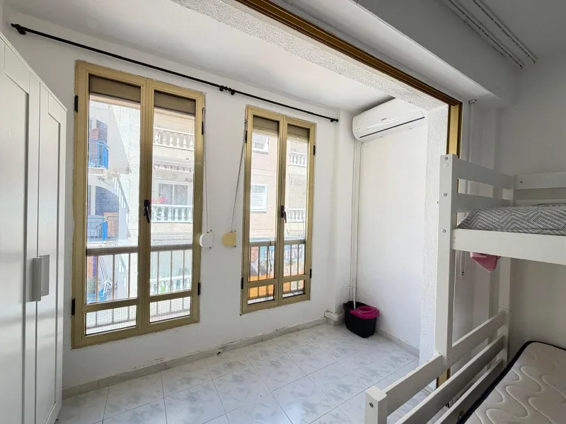 AMPLIO ESTUDIO CON VISTAS AL MAR LATERAL. A 150 METROS DE PLAYA DEL CURA CON TERRAZA ACRISTALADA Y SUPERFICIE DE 32 M2.