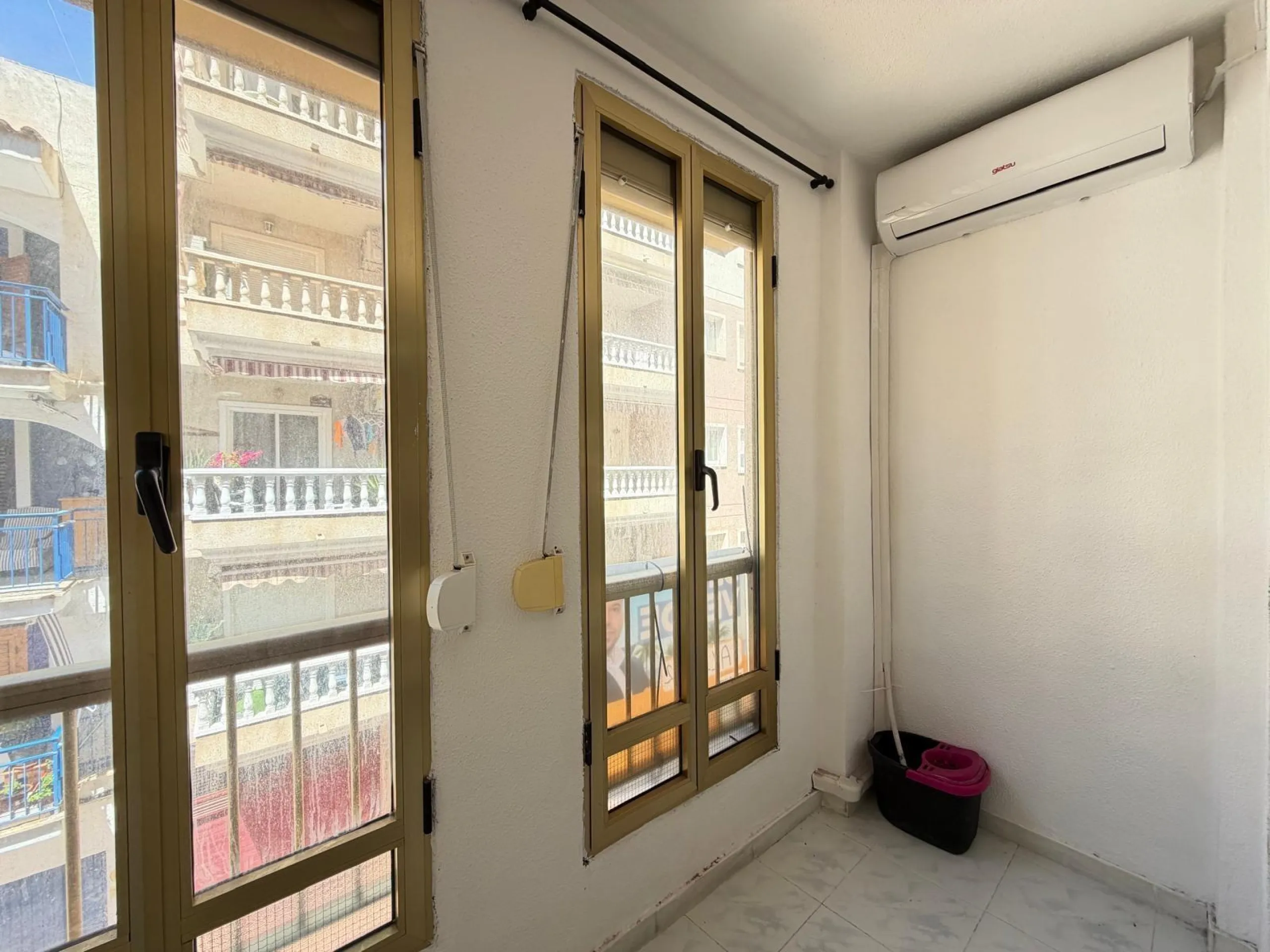 AMPLIO ESTUDIO CON VISTAS AL MAR LATERAL. A 150 METROS DE PLAYA DEL CURA CON TERRAZA ACRISTALADA Y SUPERFICIE DE 32 M2.
