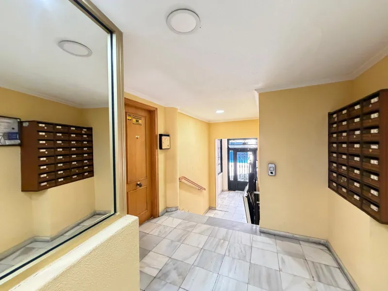 AMPLIO ESTUDIO CON VISTAS AL MAR LATERAL. A 150 METROS DE PLAYA DEL CURA CON TERRAZA ACRISTALADA Y SUPERFICIE DE 32 M2.