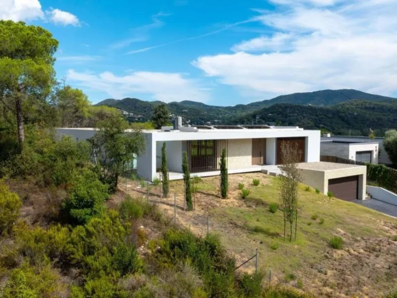 Contemporary Villa with Golf Course and Mountain Views in La Roca del Valles, Barcelona