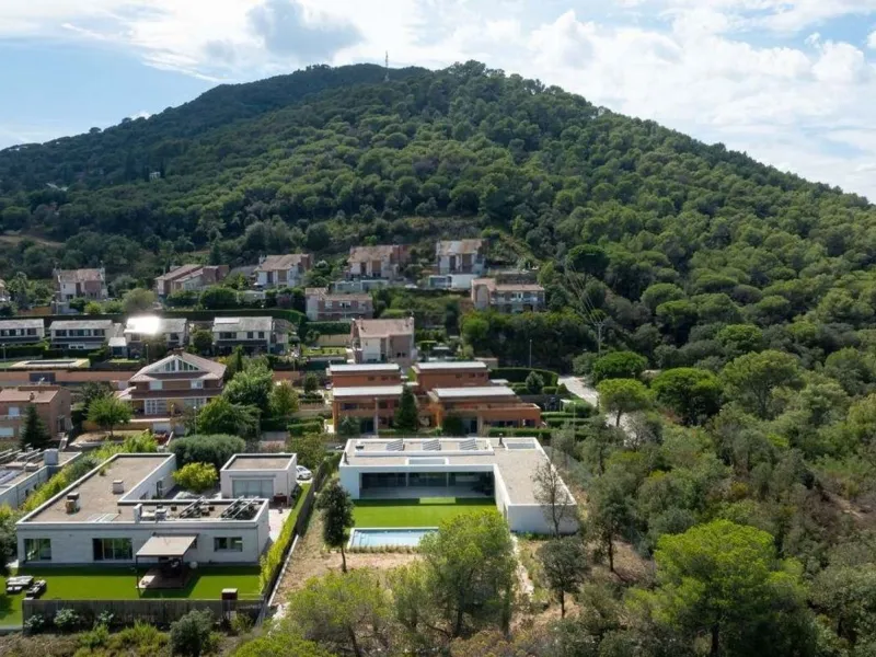 Contemporary Villa with Golf Course and Mountain Views in La Roca del Valles, Barcelona