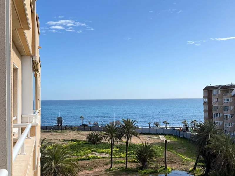 APARTMENT FRONTLINE WITH SEA VIEWS AND 100 METERS FROM THE BEACH. 2 BEDROOMS. 1 BATHROOM. WITH A SURFACE OF 63 M2.