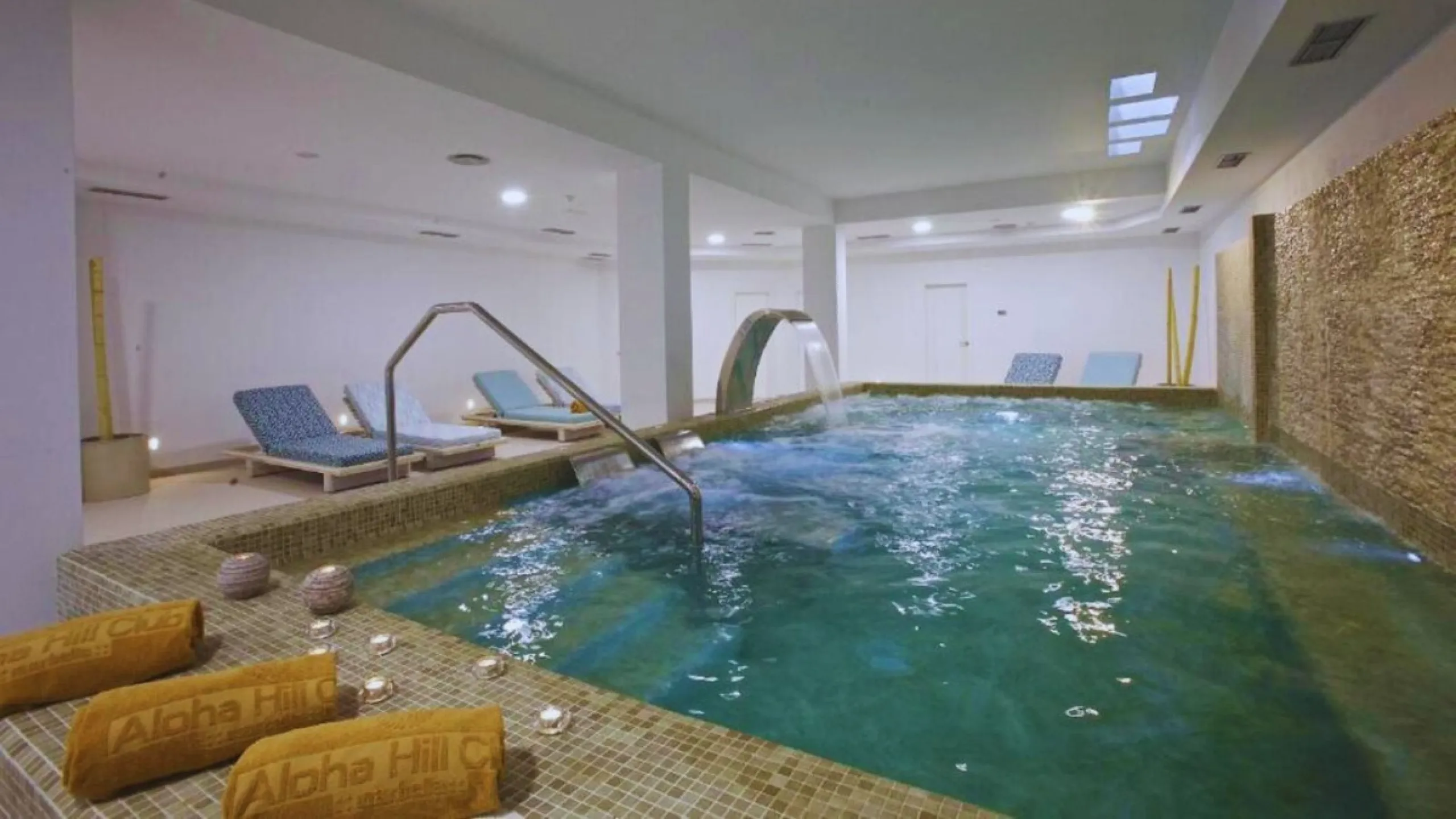 Exklusive renovierte Wohnung mit zwei Schlafzimmern in einer renommierten Hotelanlage in Nueva Andalucía, Marbella