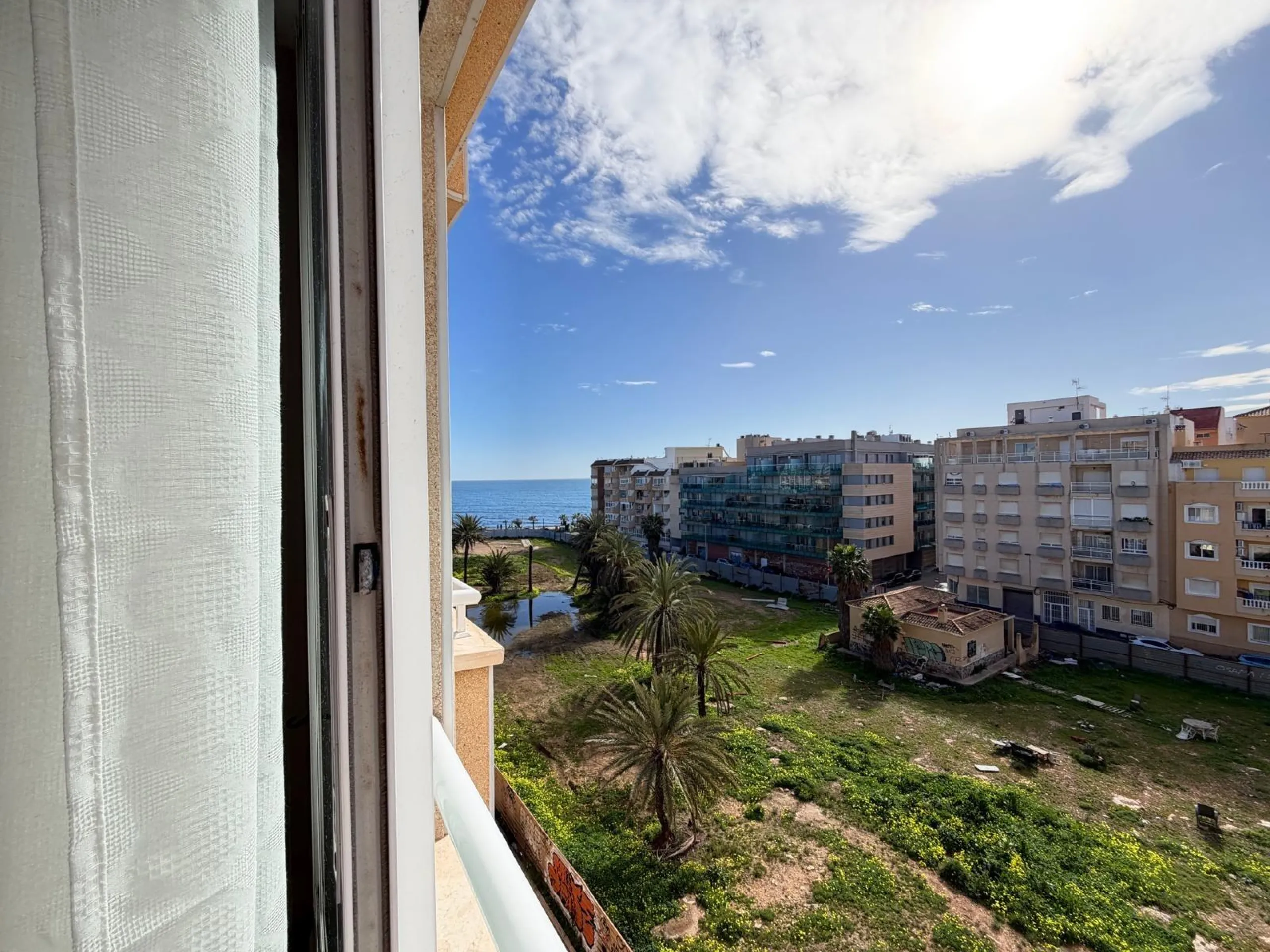 APARTMENT FRONTLINE WITH SEA VIEWS AND 100 METERS FROM THE BEACH. 2 BEDROOMS. 1 BATHROOM. WITH A SURFACE OF 63 M2.