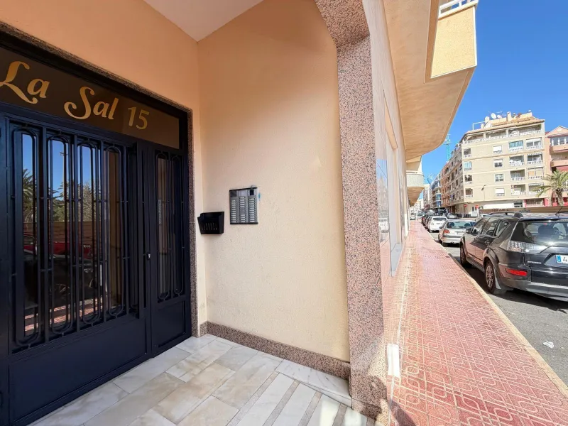 APARTMENT FRONTLINE WITH SEA VIEWS AND 100 METERS FROM THE BEACH. 2 BEDROOMS. 1 BATHROOM. WITH A SURFACE OF 63 M2.