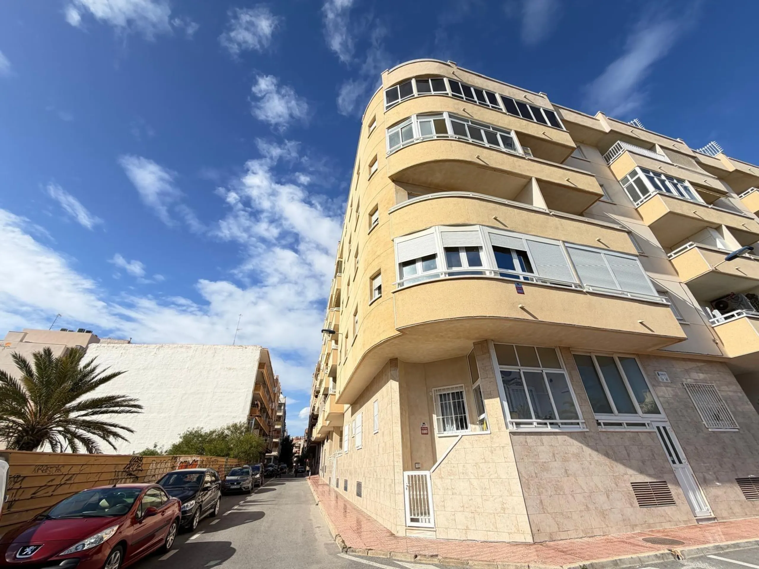 APARTMENT FRONTLINE WITH SEA VIEWS AND 100 METERS FROM THE BEACH. 2 BEDROOMS. 1 BATHROOM. WITH A SURFACE OF 63 M2.