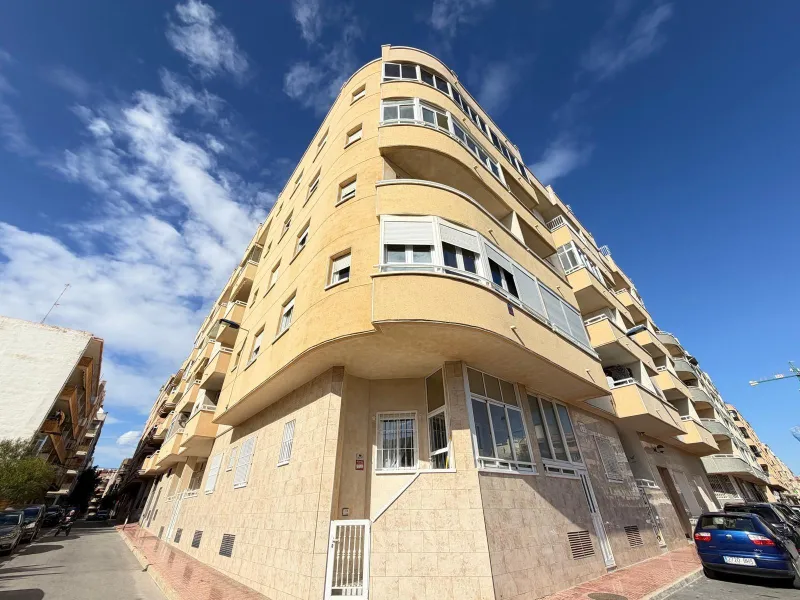 APARTMENT FRONTLINE WITH SEA VIEWS AND 100 METERS FROM THE BEACH. 2 BEDROOMS. 1 BATHROOM. WITH A SURFACE OF 63 M2.
