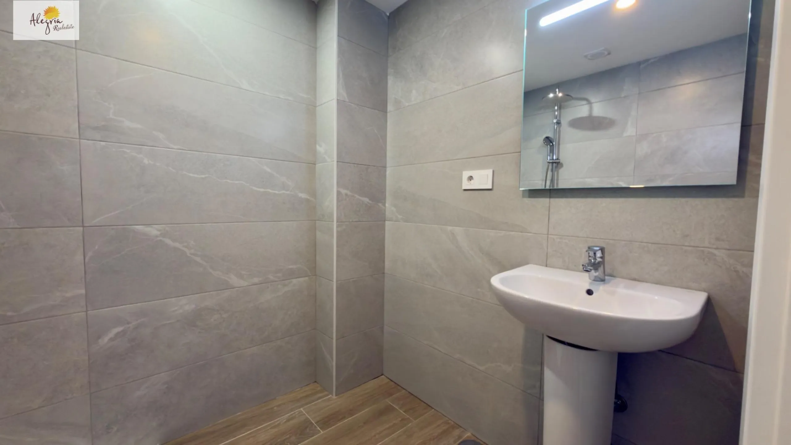 Income-Generating Residential Building for Sale in Alicante – Altozano
