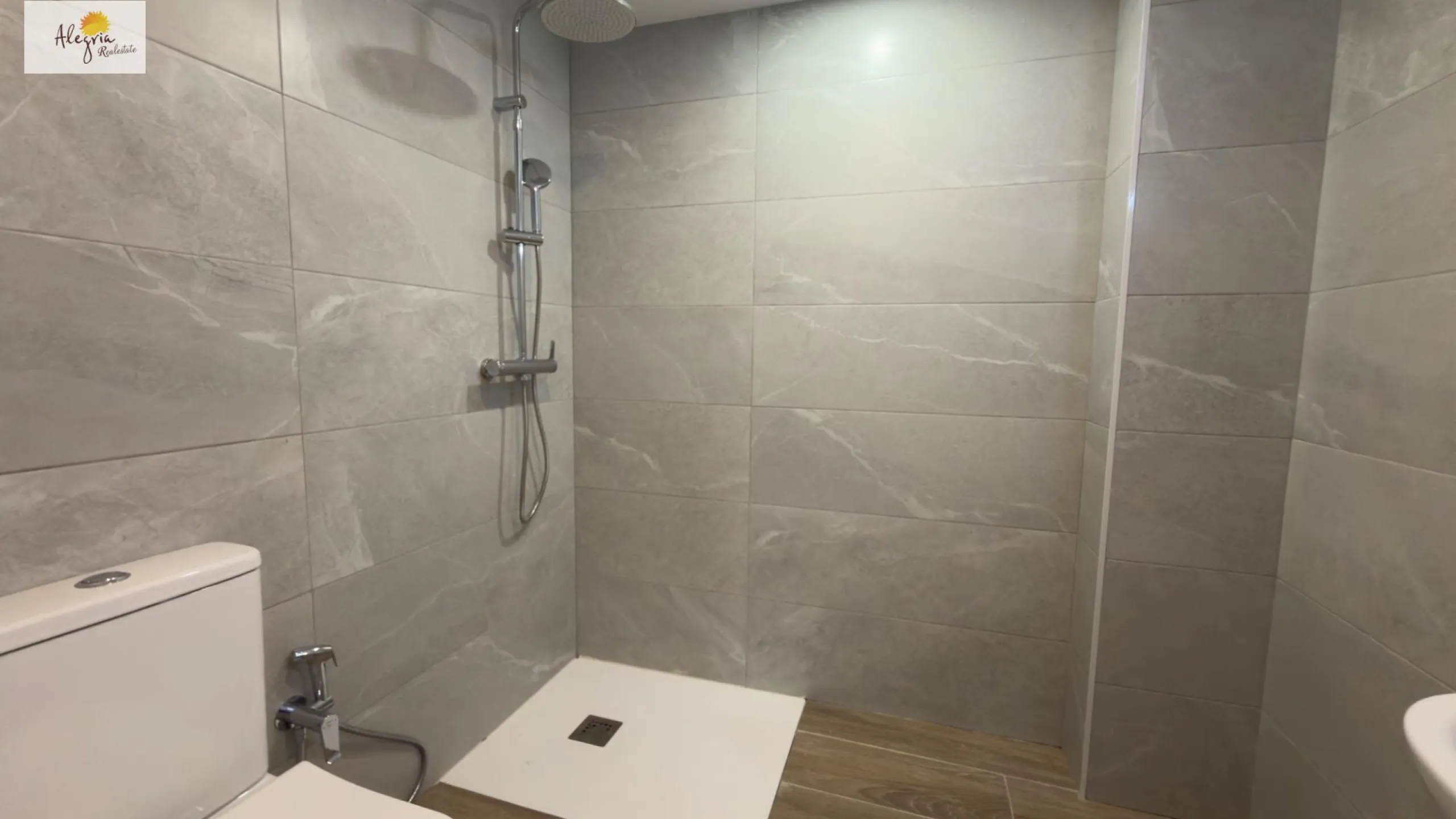 Income-Generating Residential Building for Sale in Alicante – Altozano