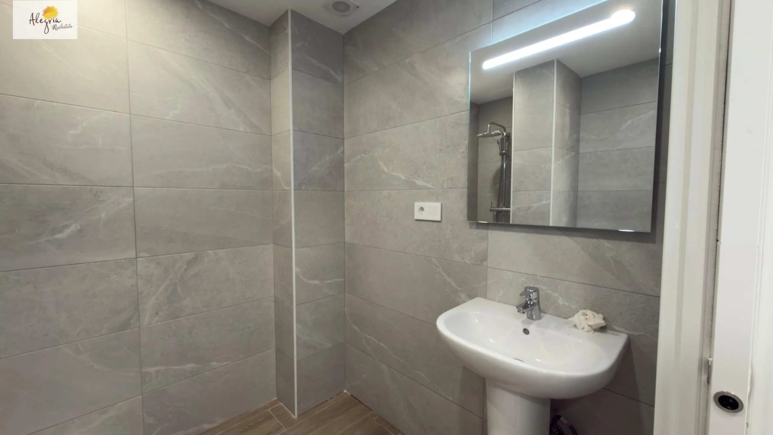 Income-Generating Residential Building for Sale in Alicante – Altozano