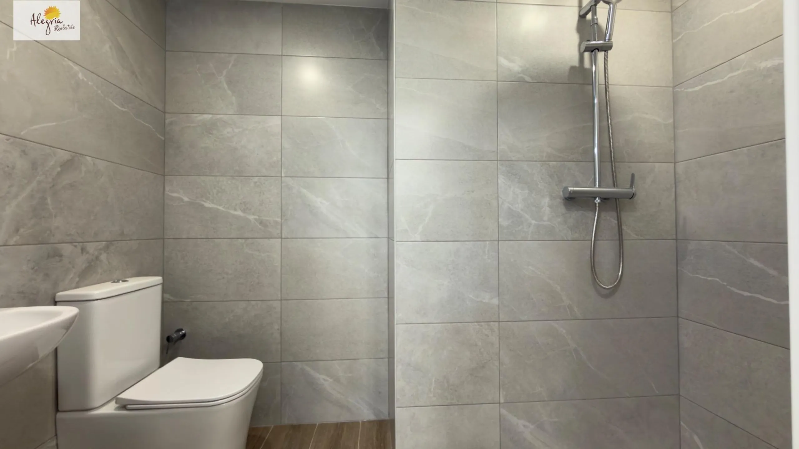 Income-Generating Residential Building for Sale in Alicante – Altozano