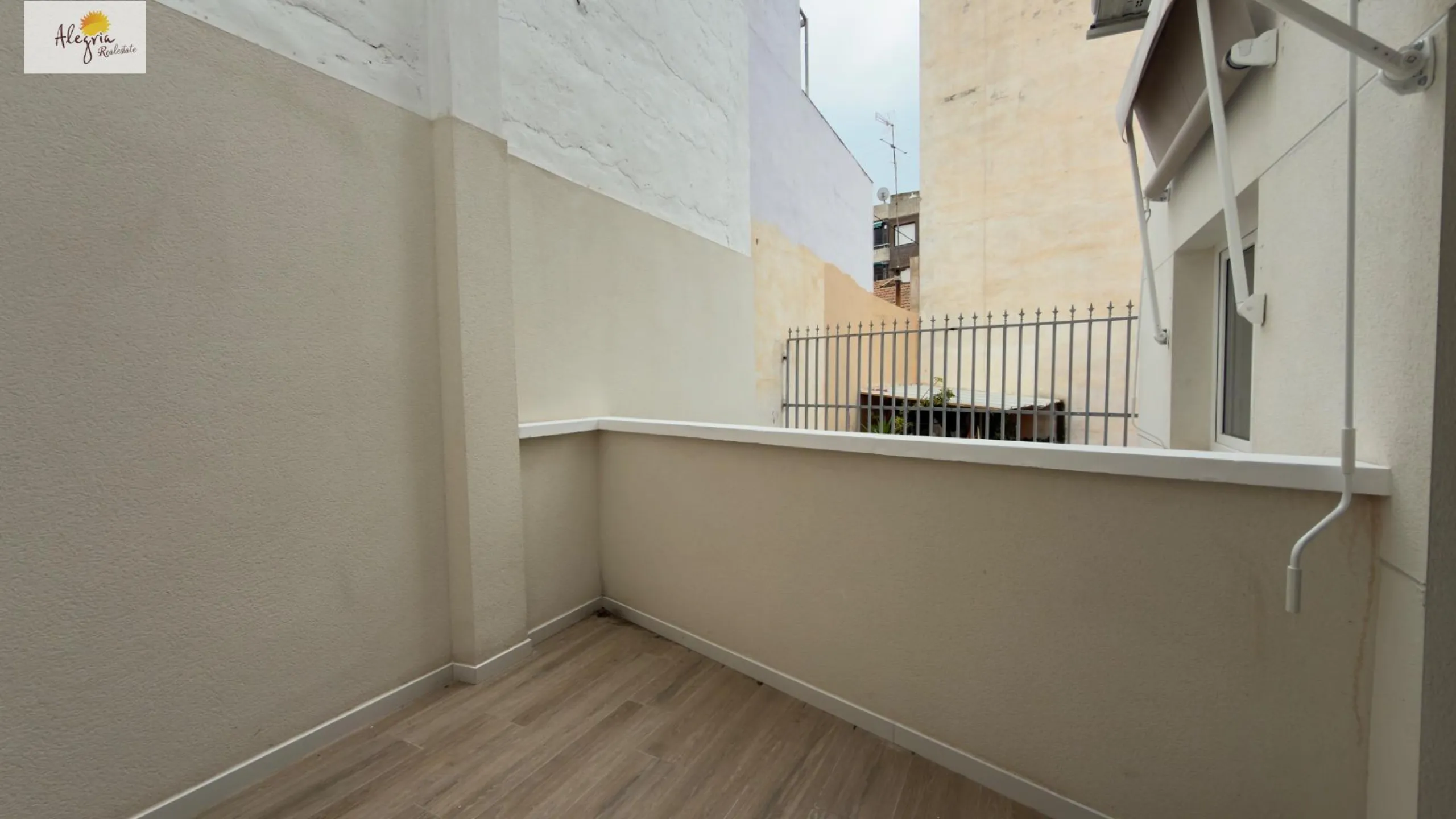 Income-Generating Residential Building for Sale in Alicante – Altozano