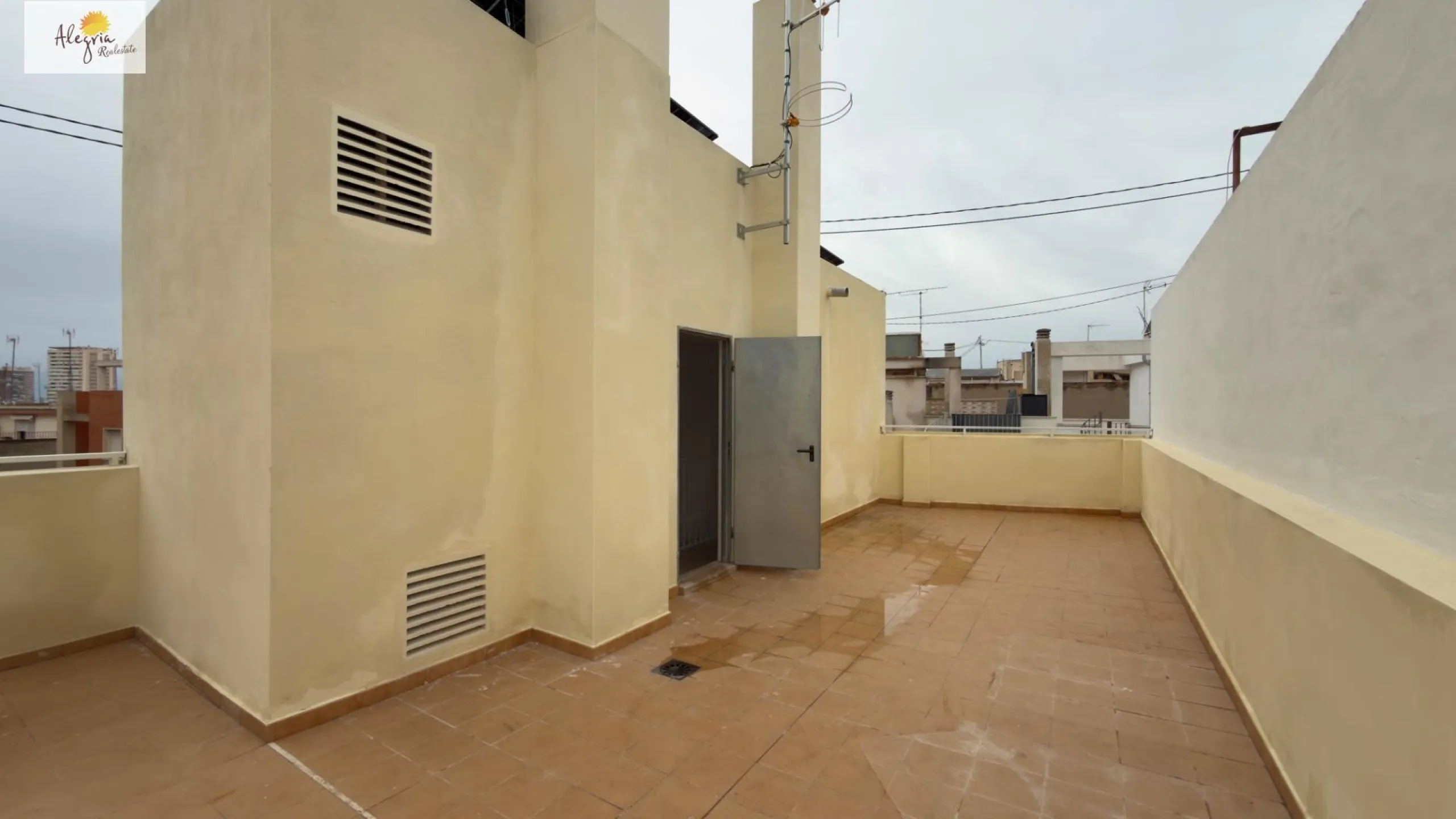 Income-Generating Residential Building for Sale in Alicante – Altozano