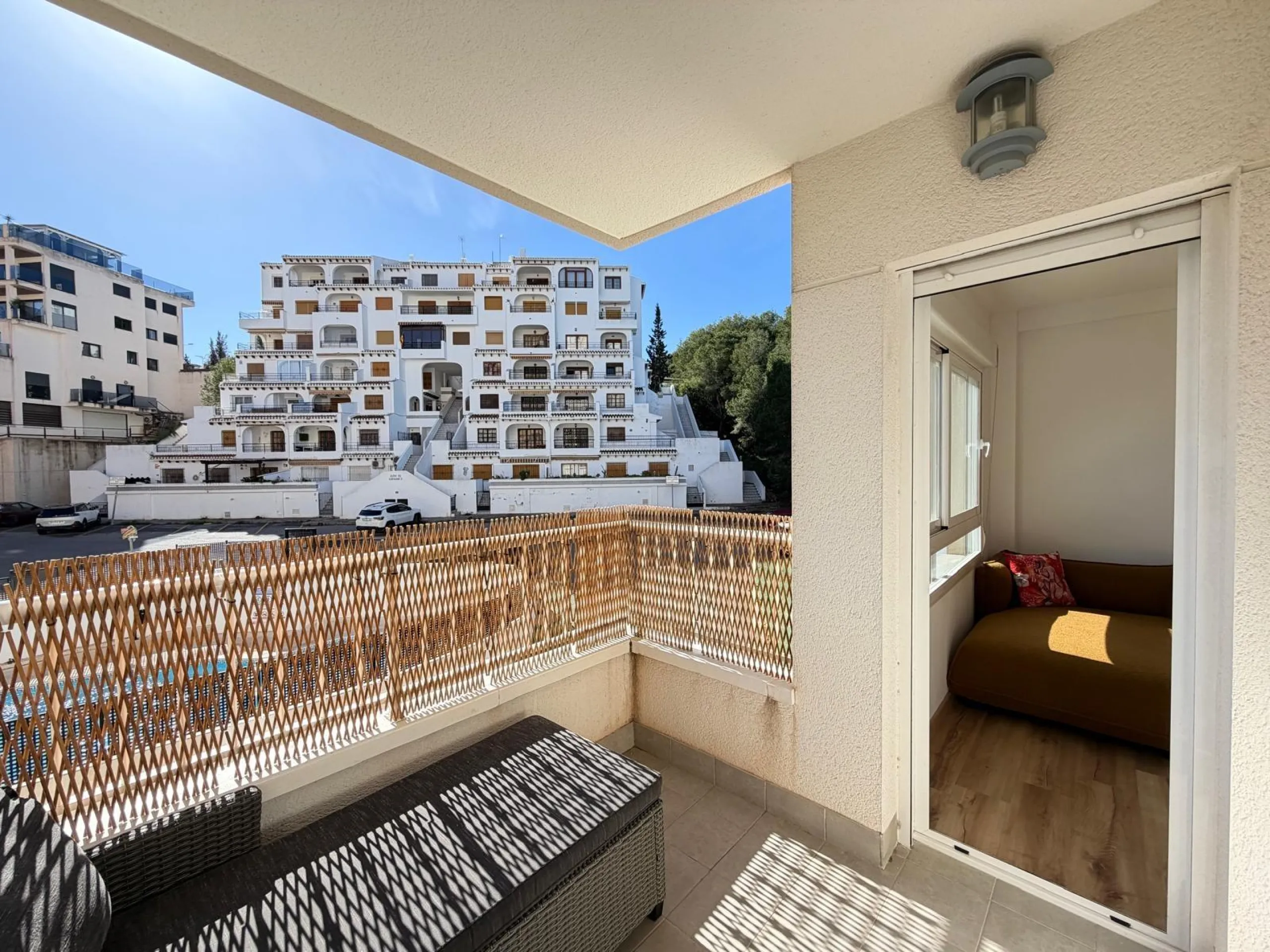 TOTALMENTE REFORMADO APARTAMENTO EN CAMPOAMOR CON PLAZA DE GARAJE DOBLE+MOTO. 99 M2. 2 DORM. 2 BAÑOS. PISCINA+PISTA DE TENIS.
