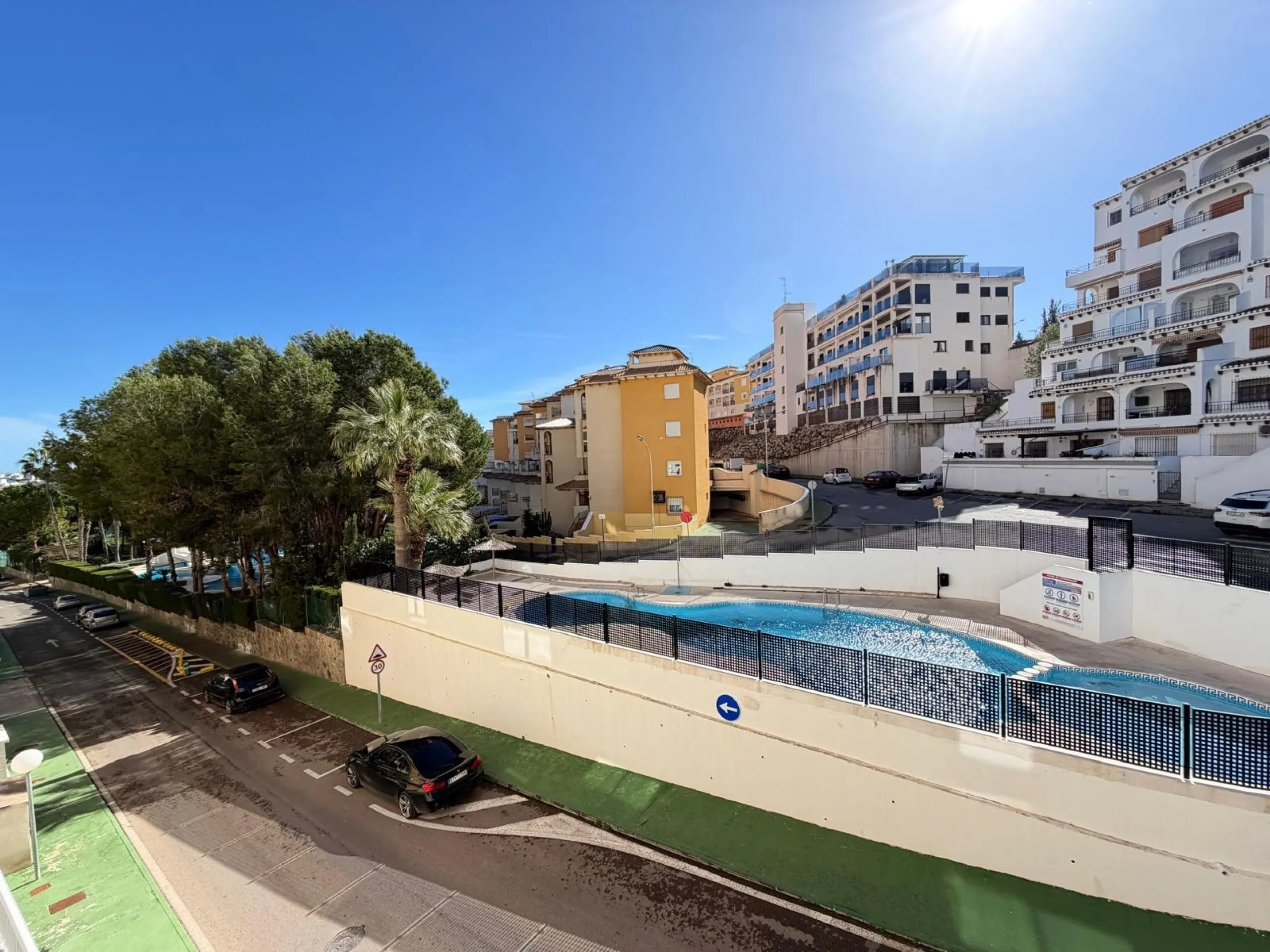 TOTALMENTE REFORMADO APARTAMENTO EN CAMPOAMOR CON PLAZA DE GARAJE DOBLE+MOTO. 99 M2. 2 DORM. 2 BAÑOS. PISCINA+PISTA DE TENIS.