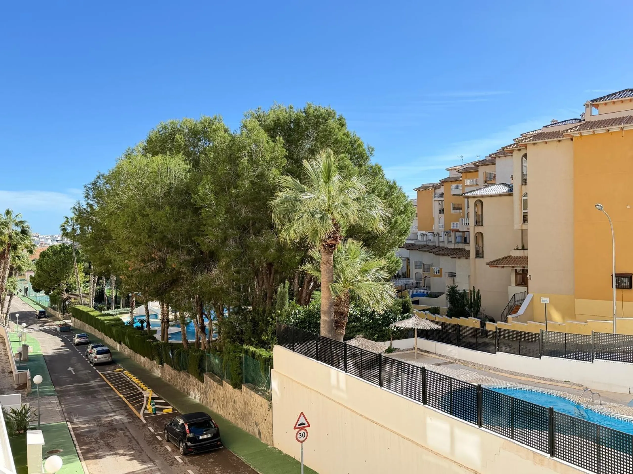 TOTALMENTE REFORMADO APARTAMENTO EN CAMPOAMOR CON PLAZA DE GARAJE DOBLE+MOTO. 99 M2. 2 DORM. 2 BAÑOS. PISCINA+PISTA DE TENIS.