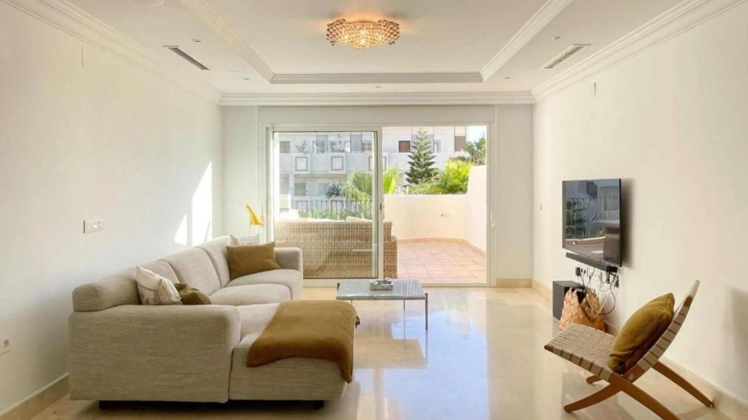 Exklusive renovierte Wohnung mit zwei Schlafzimmern in einer renommierten Hotelanlage in Nueva Andalucía, Marbella
