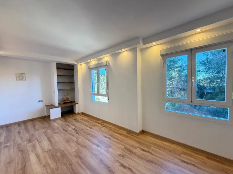 TOTALMENTE REFORMADO APARTAMENTO EN CAMPOAMOR CON PLAZA DE GARAJE DOBLE+MOTO. 99 M2. 2 DORM. 2 BAÑOS. PISCINA+PISTA DE TENIS.