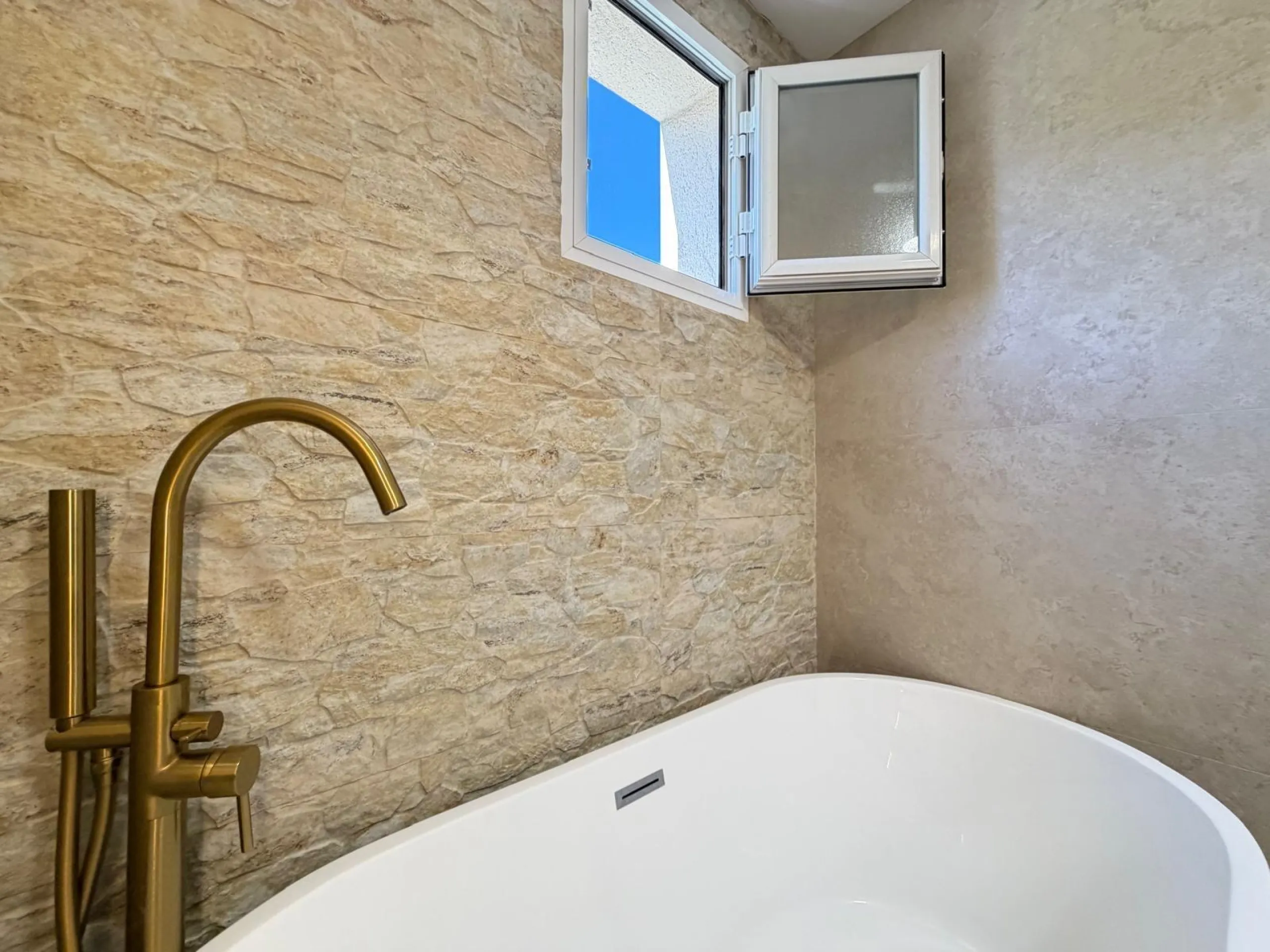 TOTALMENTE REFORMADO APARTAMENTO EN CAMPOAMOR CON PLAZA DE GARAJE DOBLE+MOTO. 99 M2. 2 DORM. 2 BAÑOS. PISCINA+PISTA DE TENIS.