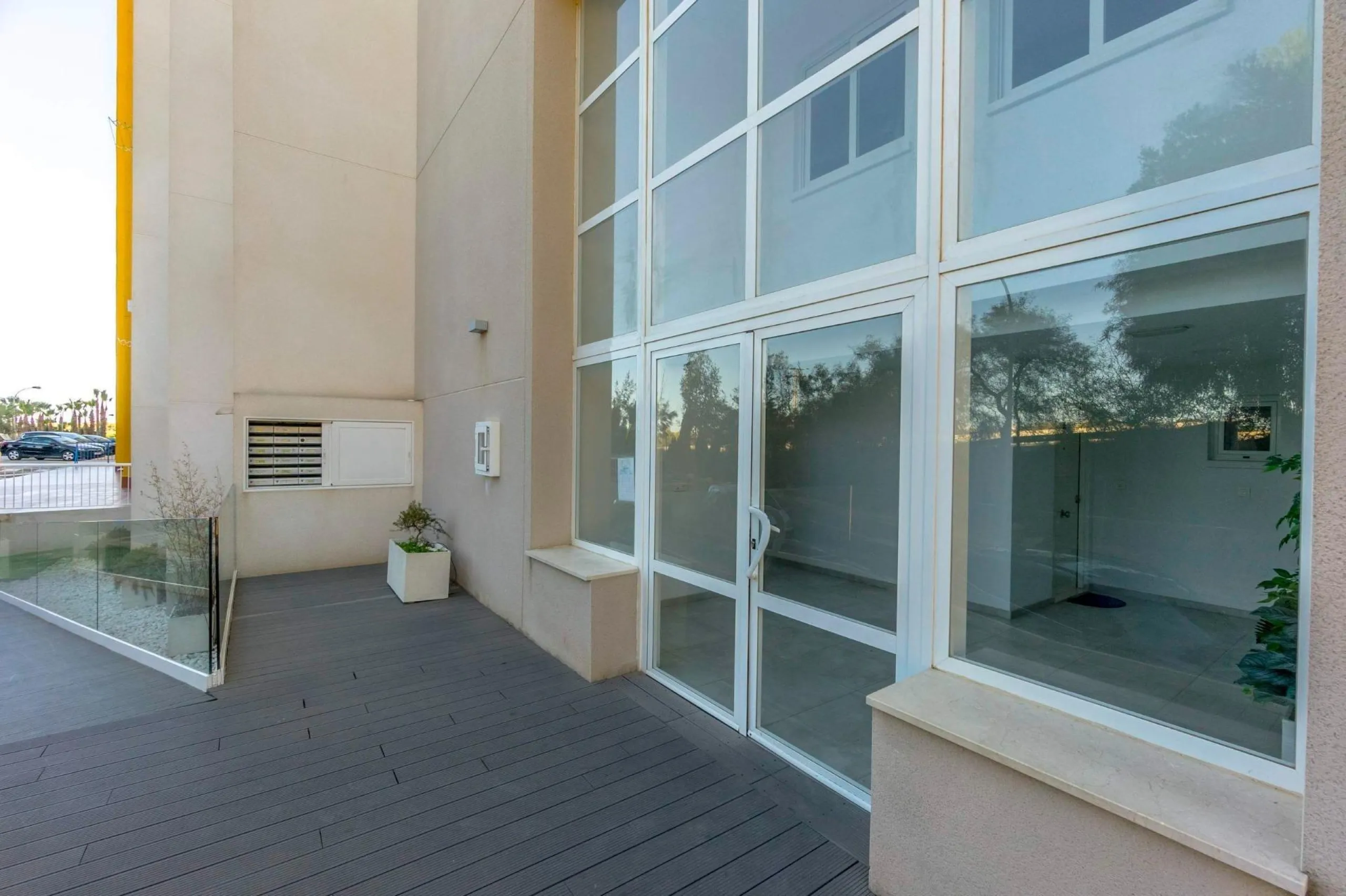 TOTALMENTE REFORMADO APARTAMENTO EN CAMPOAMOR CON PLAZA DE GARAJE DOBLE+MOTO. 99 M2. 2 DORM. 2 BAÑOS. PISCINA+PISTA DE TENIS.