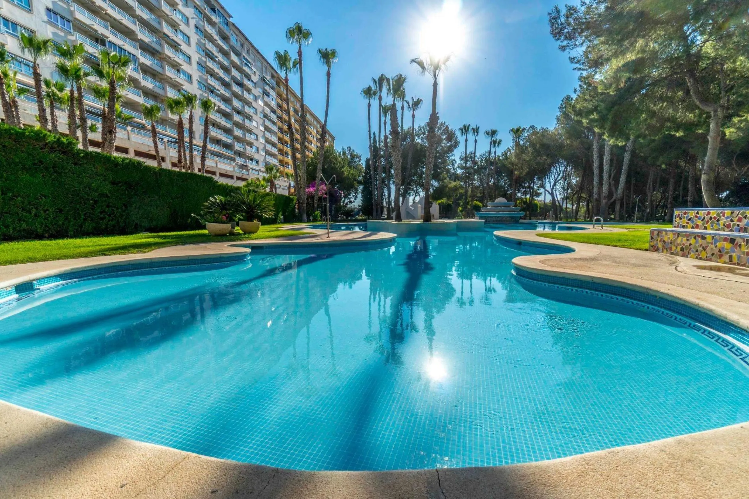 TOTALMENTE REFORMADO APARTAMENTO EN CAMPOAMOR CON PLAZA DE GARAJE DOBLE+MOTO. 99 M2. 2 DORM. 2 BAÑOS. PISCINA+PISTA DE TENIS.