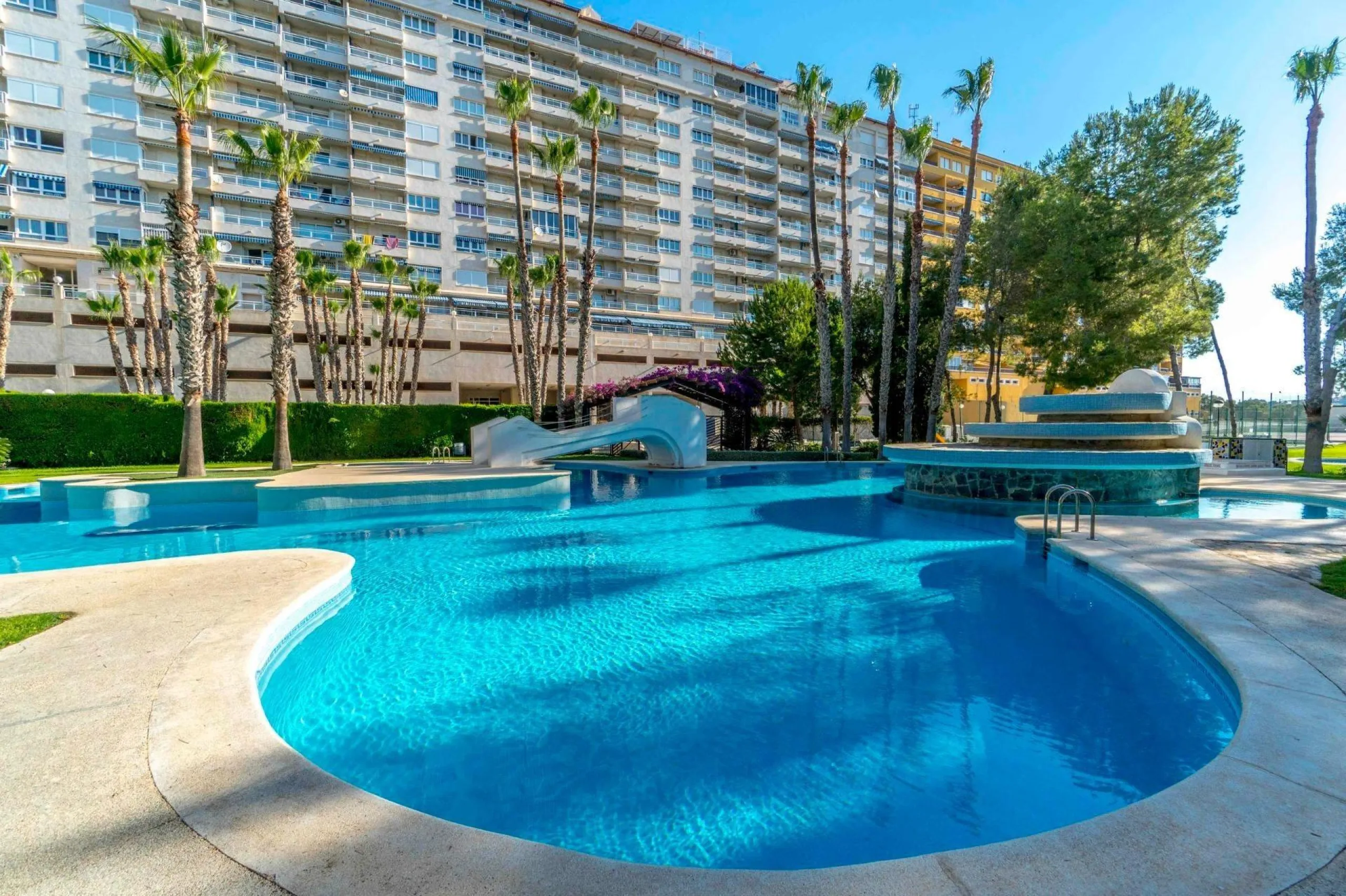 TOTALMENTE REFORMADO APARTAMENTO EN CAMPOAMOR CON PLAZA DE GARAJE DOBLE+MOTO. 99 M2. 2 DORM. 2 BAÑOS. PISCINA+PISTA DE TENIS.