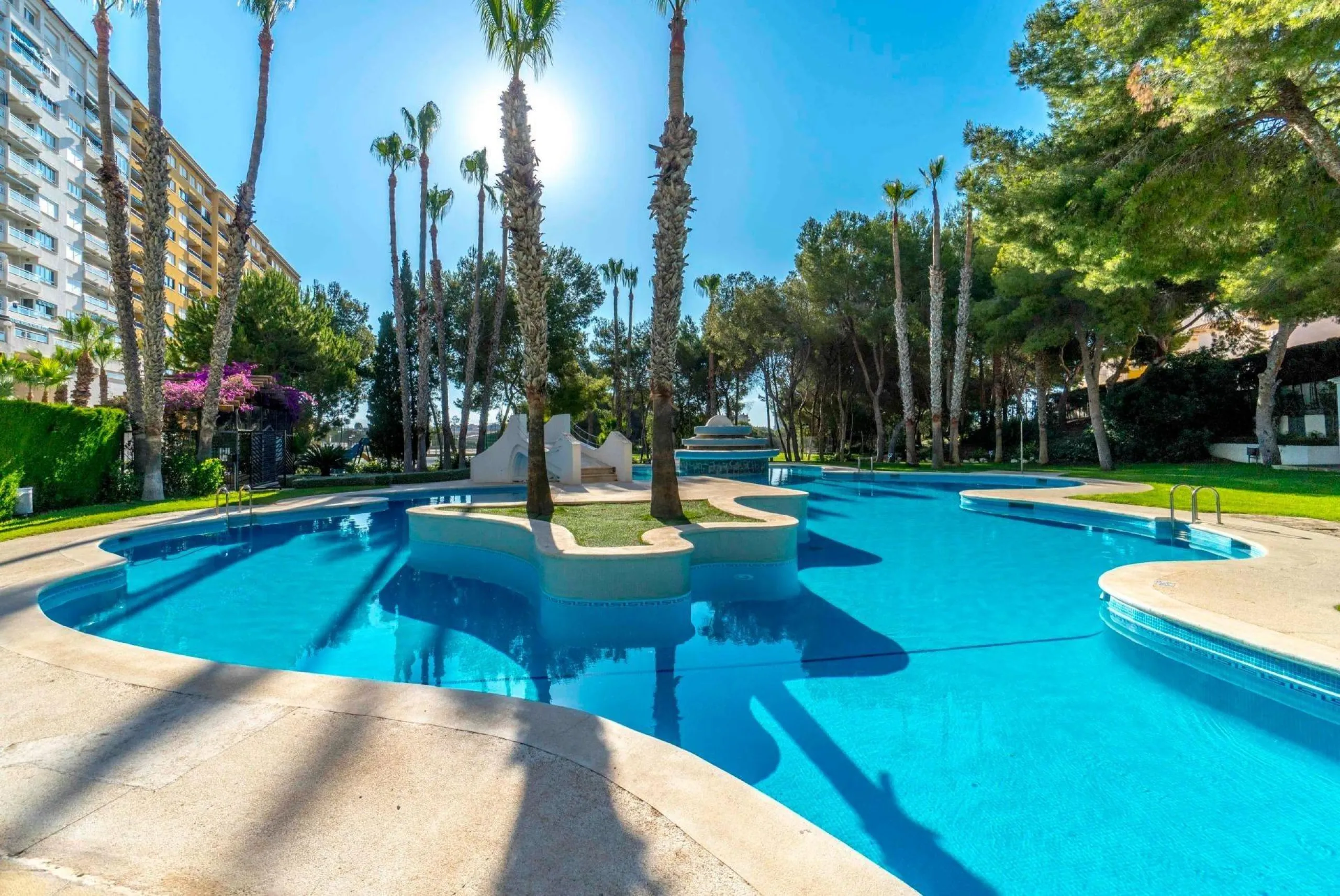 TOTALMENTE REFORMADO APARTAMENTO EN CAMPOAMOR CON PLAZA DE GARAJE DOBLE+MOTO. 99 M2. 2 DORM. 2 BAÑOS. PISCINA+PISTA DE TENIS.