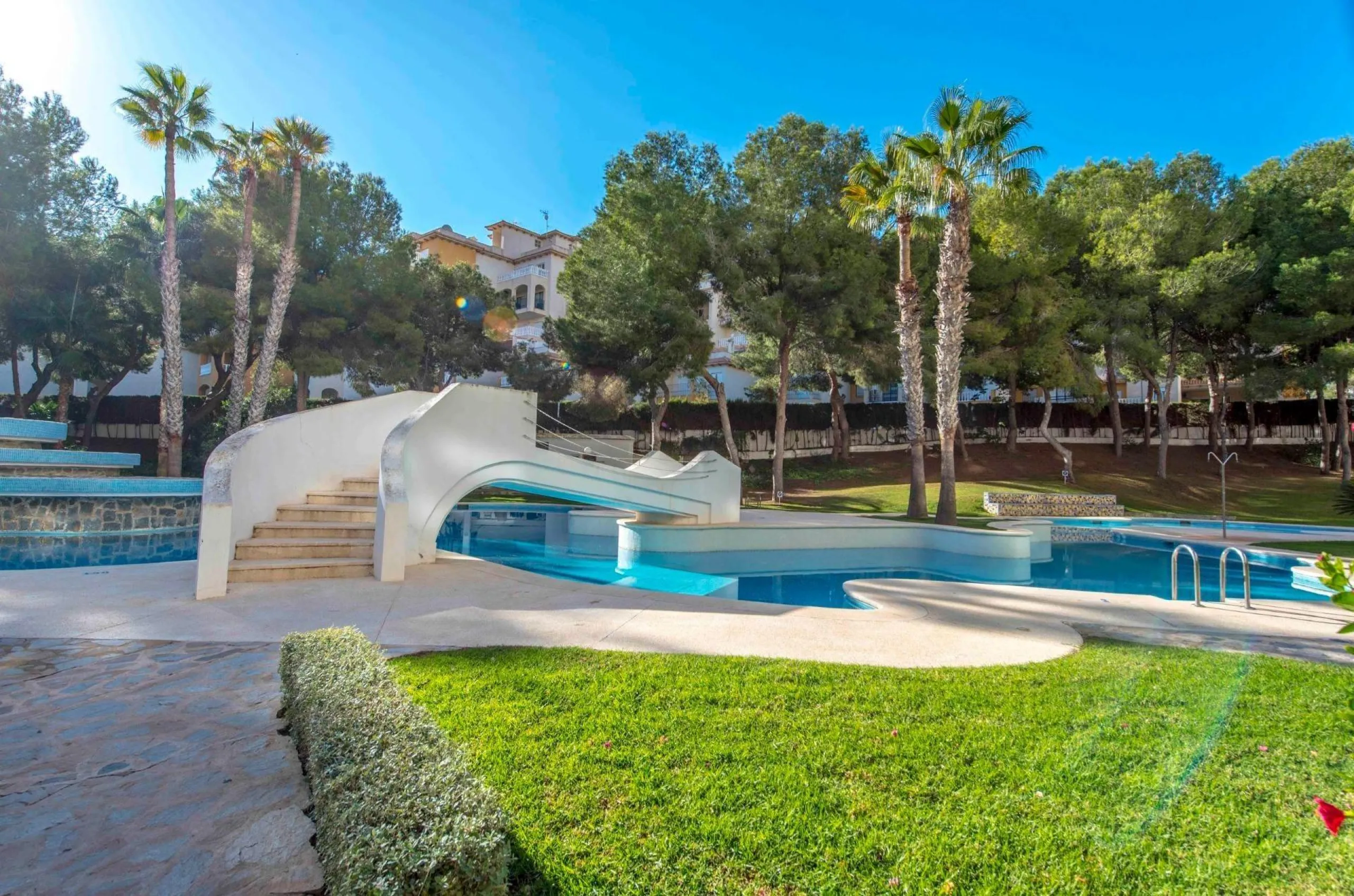 TOTALMENTE REFORMADO APARTAMENTO EN CAMPOAMOR CON PLAZA DE GARAJE DOBLE+MOTO. 99 M2. 2 DORM. 2 BAÑOS. PISCINA+PISTA DE TENIS.