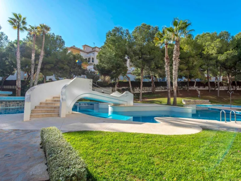 TOTALMENTE REFORMADO APARTAMENTO EN CAMPOAMOR CON PLAZA DE GARAJE DOBLE+MOTO. 99 M2. 2 DORM. 2 BAÑOS. PISCINA+PISTA DE TENIS.