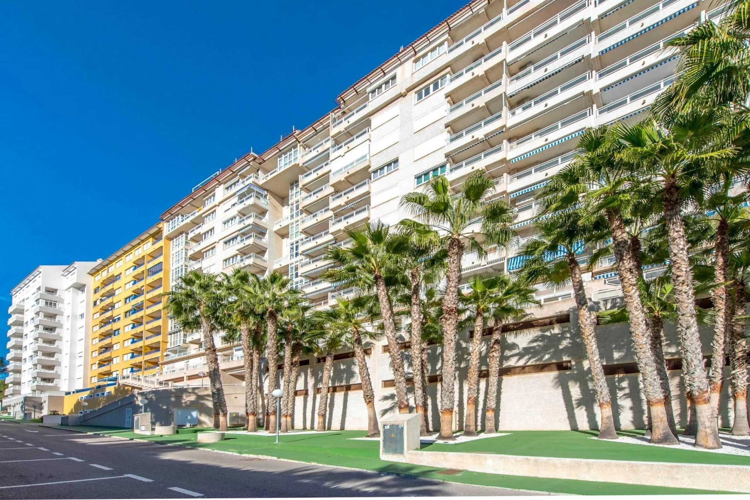 TOTALMENTE REFORMADO APARTAMENTO EN CAMPOAMOR CON PLAZA DE GARAJE DOBLE+MOTO. 99 M2. 2 DORM. 2 BAÑOS. PISCINA+PISTA DE TENIS.