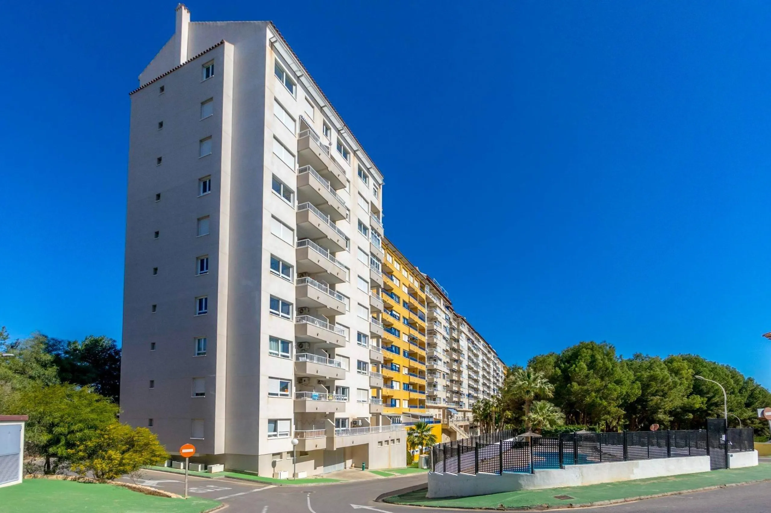 TOTALMENTE REFORMADO APARTAMENTO EN CAMPOAMOR CON PLAZA DE GARAJE DOBLE+MOTO. 99 M2. 2 DORM. 2 BAÑOS. PISCINA+PISTA DE TENIS.
