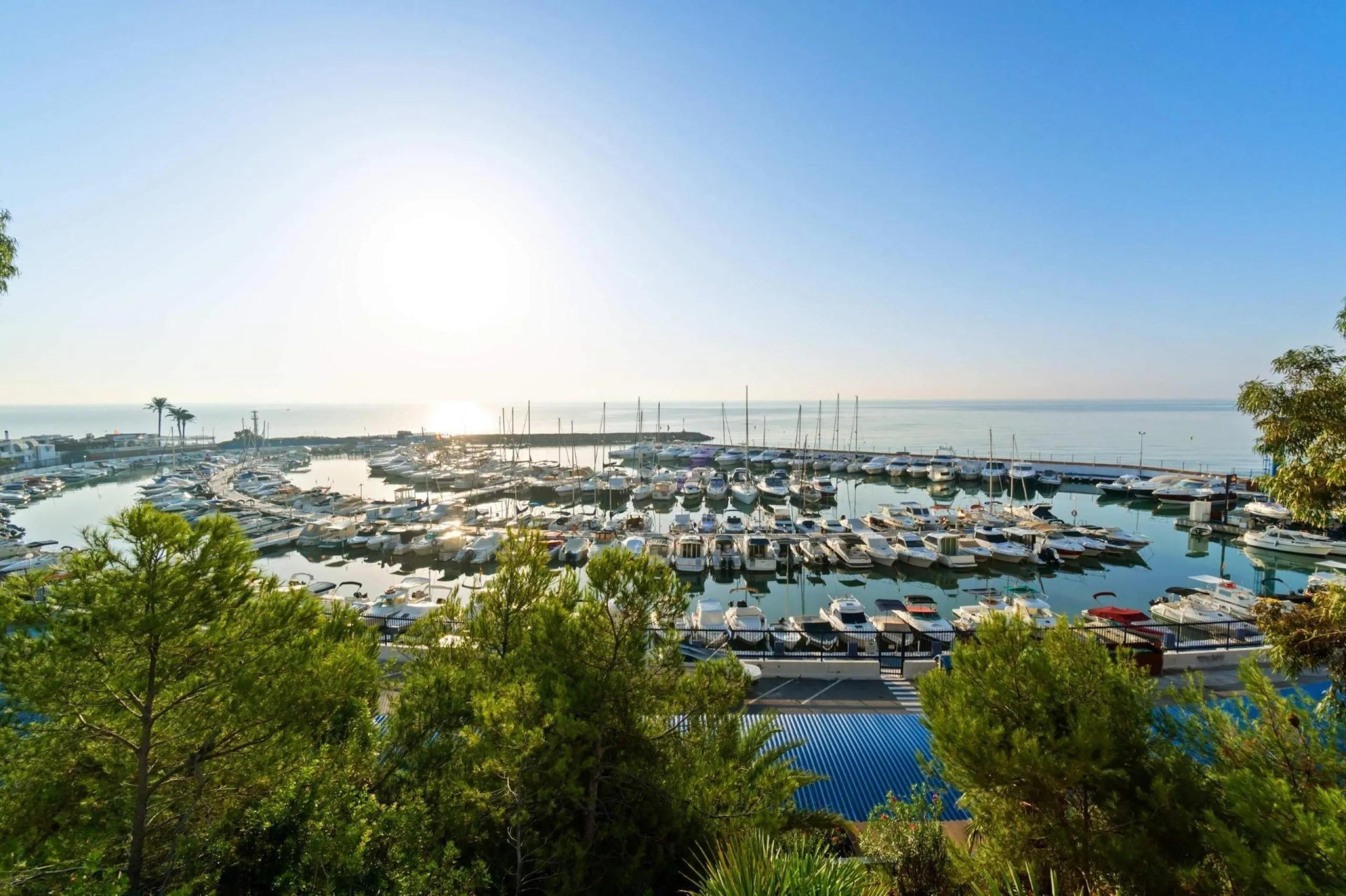 TOTALMENTE REFORMADO APARTAMENTO EN CAMPOAMOR CON PLAZA DE GARAJE DOBLE+MOTO. 99 M2. 2 DORM. 2 BAÑOS. PISCINA+PISTA DE TENIS.