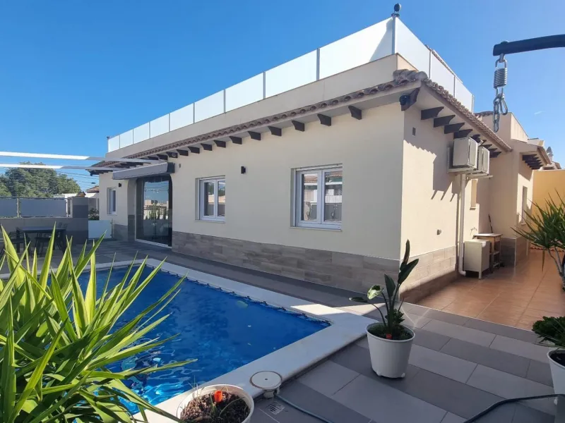 Fully renovated villa with private pool and solar panels!