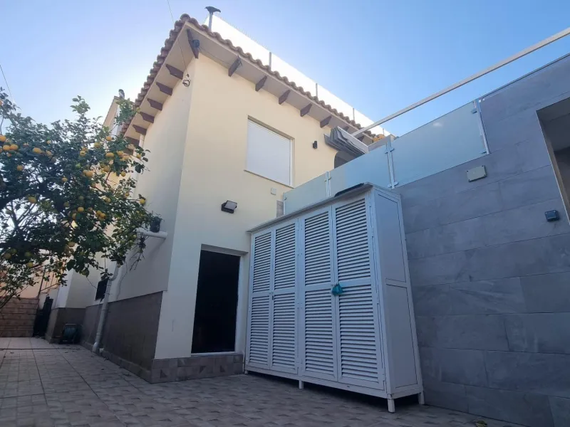 Fully renovated villa with private pool and solar panels!