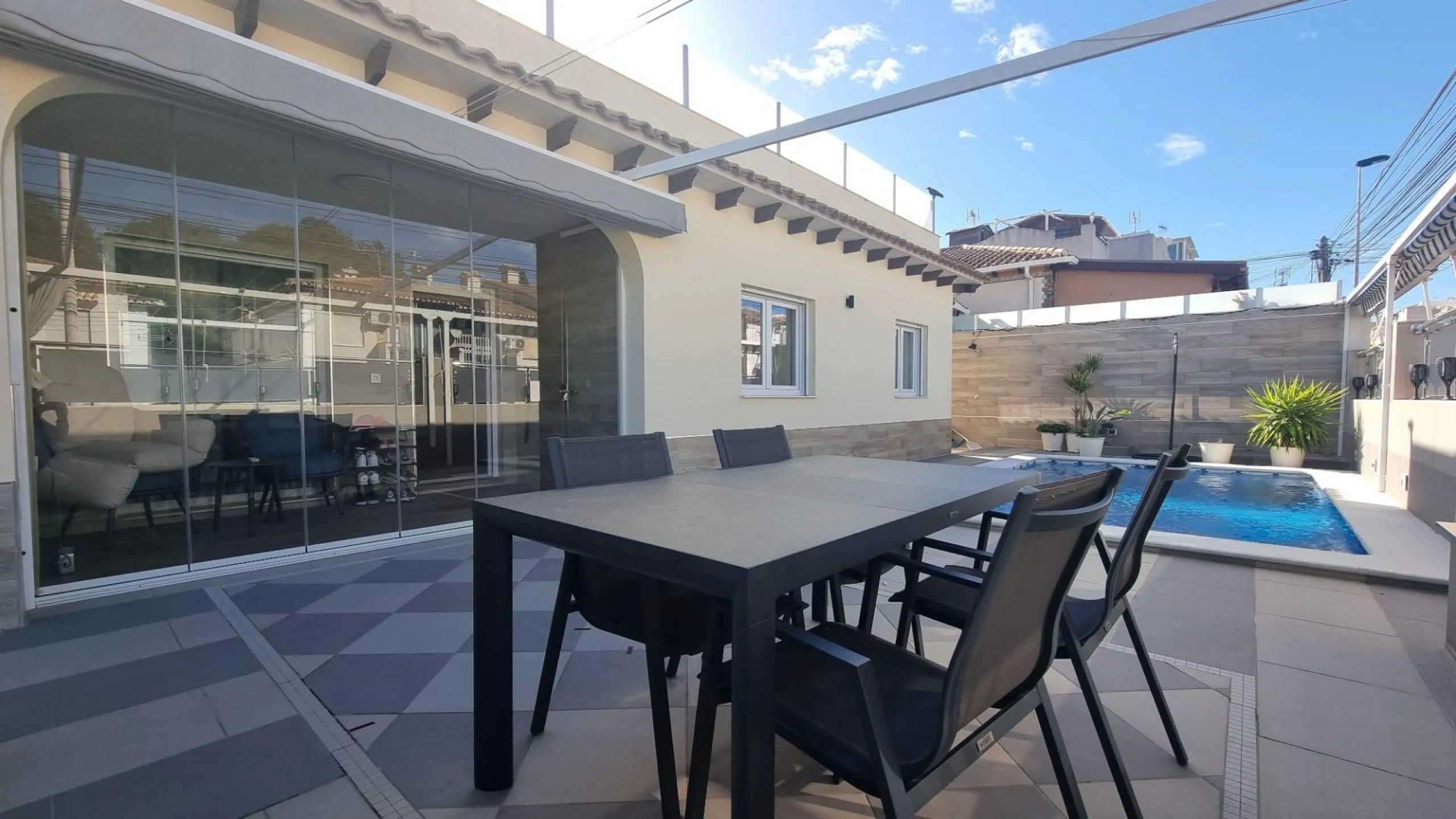 Fully renovated villa with private pool and solar panels!