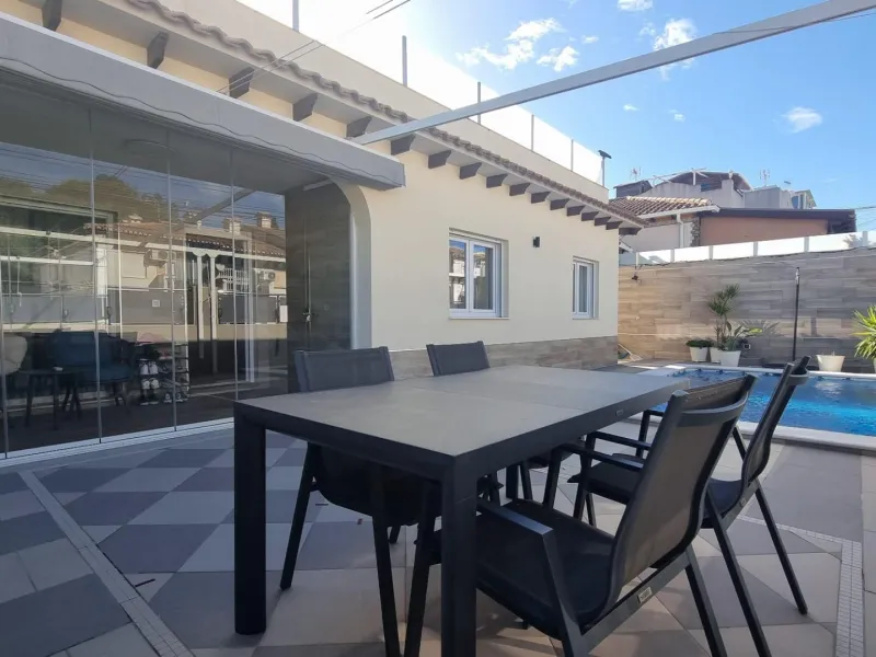 Fully renovated villa with private pool and solar panels!