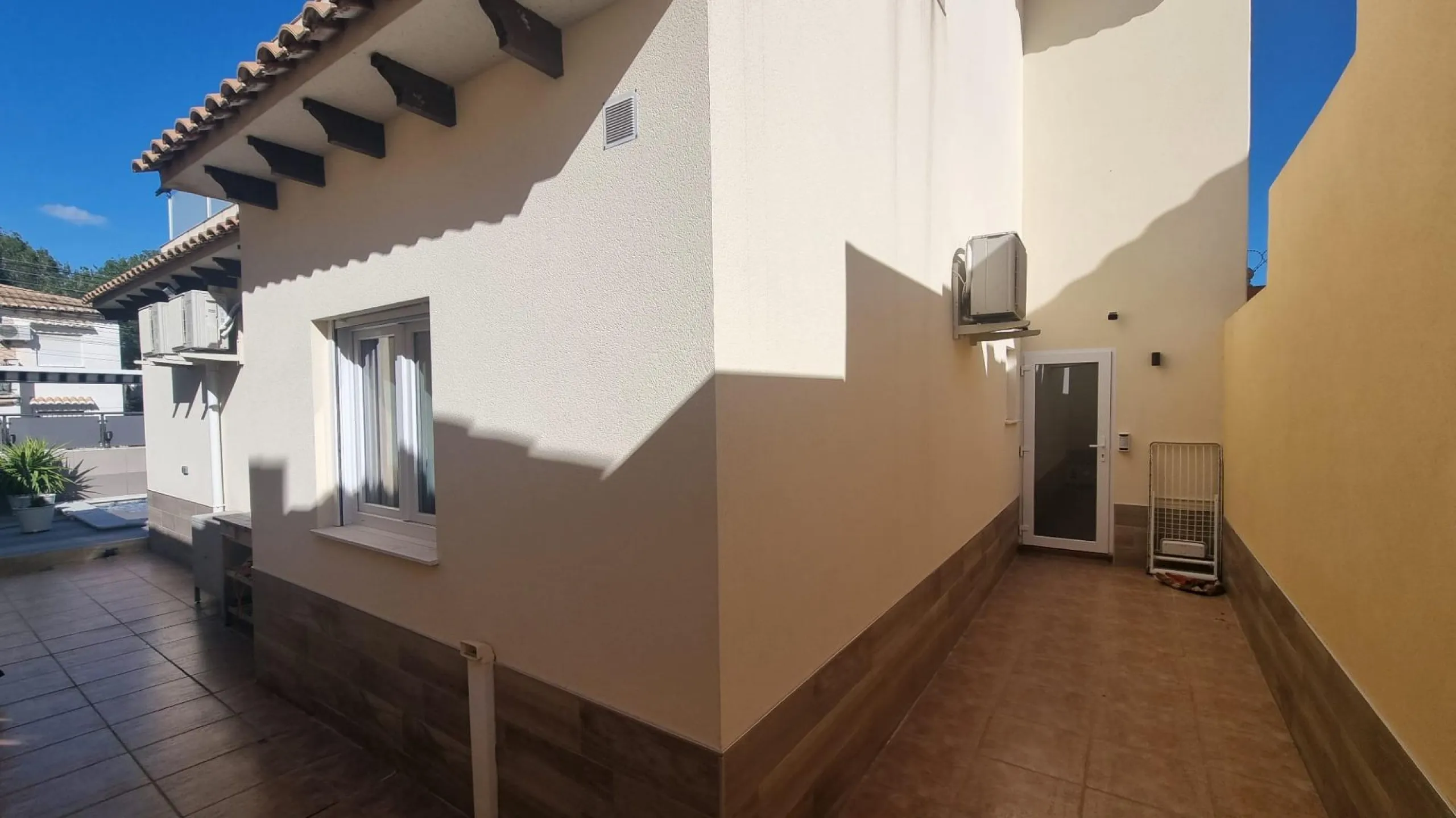 Fully renovated villa with private pool and solar panels!