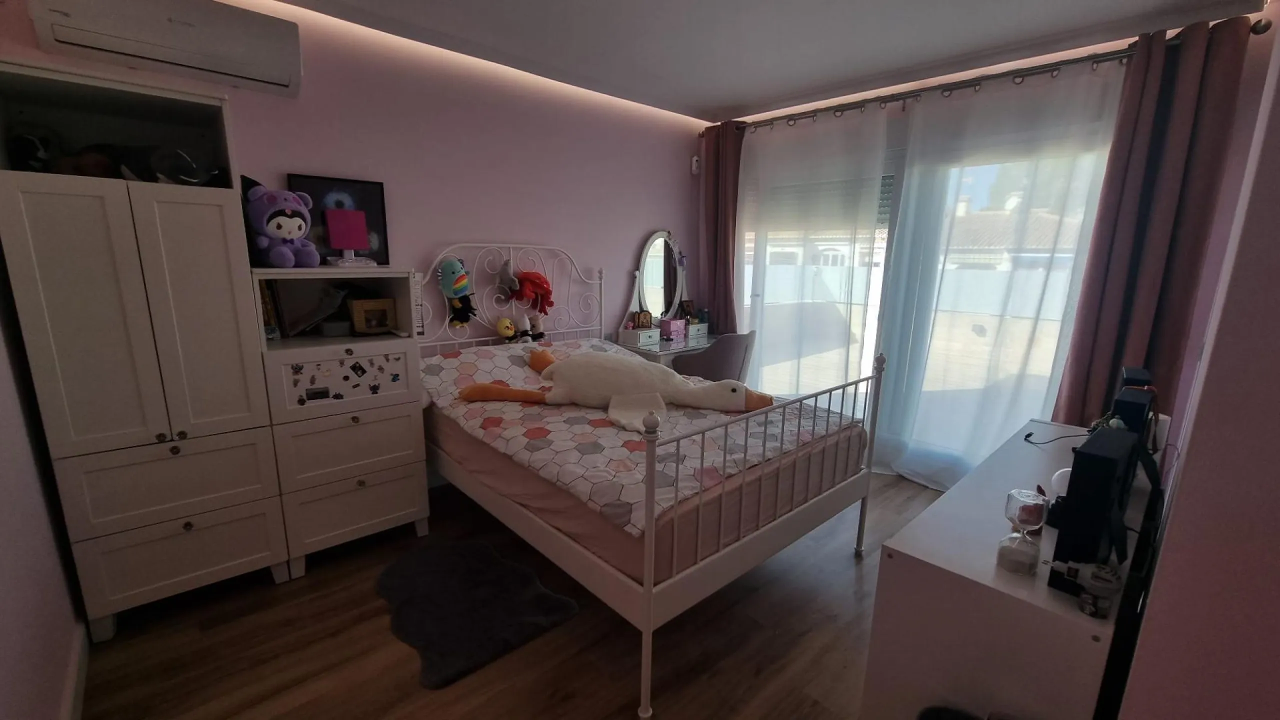 Fully renovated villa with private pool and solar panels!
