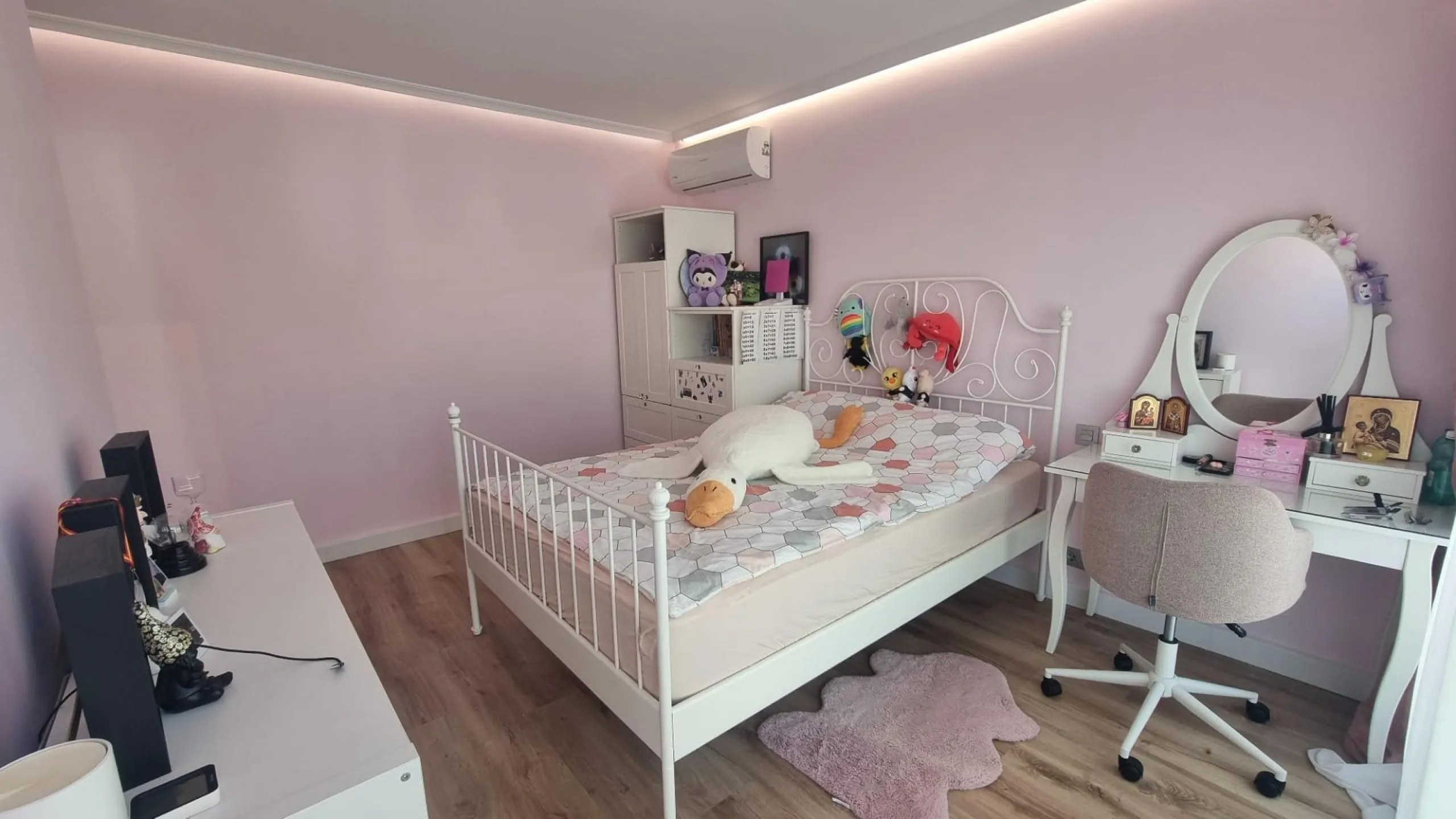 Fully renovated villa with private pool and solar panels!