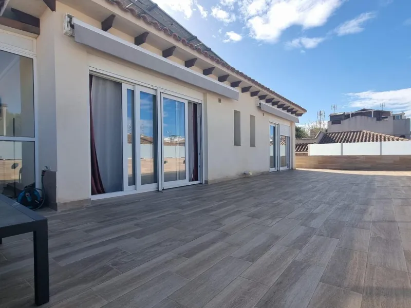 Fully renovated villa with private pool and solar panels!