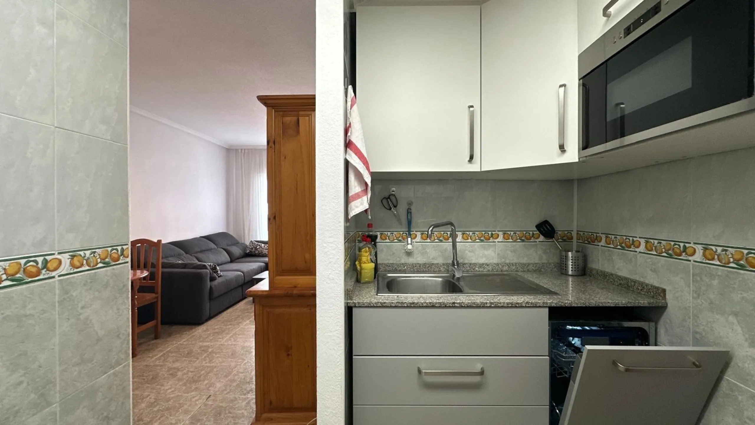 1 BEDROOM, 1 BATHROOM APARTMENT WITH TERRACE IN THE CENTER OF TORREVIEJA