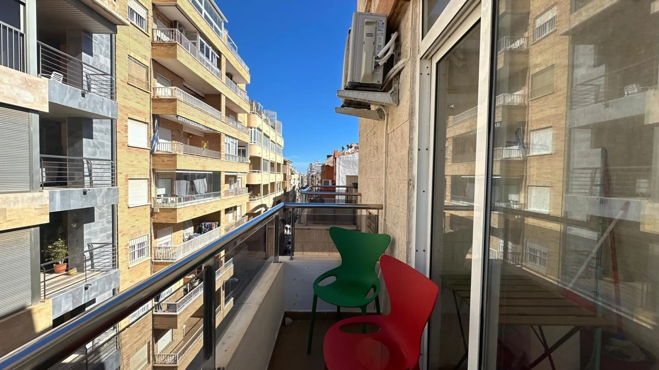 1 BEDROOM, 1 BATHROOM APARTMENT WITH TERRACE IN THE CENTER OF TORREVIEJA